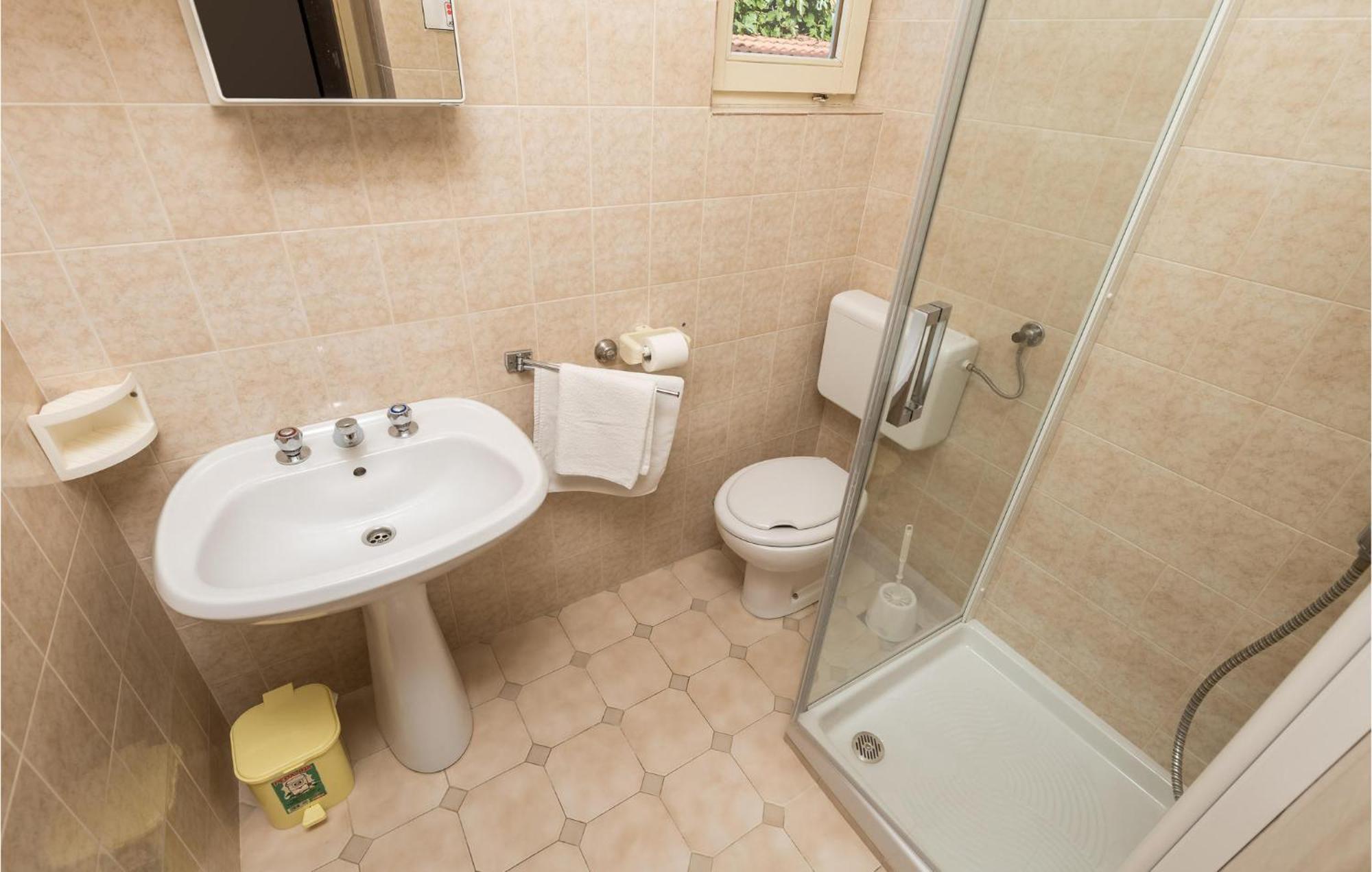 Beautiful Apartment In Omisalj With Kitchen Luaran gambar